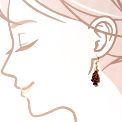 323＊ステンレスフック＊ルビーレッド×ゴールドライン＊クリスマスツリーのピアス＊チェコビーズ 2枚目の画像