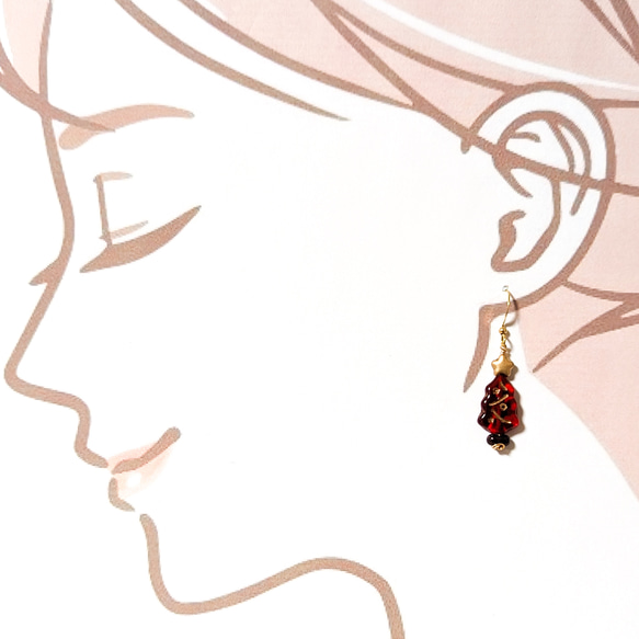 323＊ステンレスフック＊ルビーレッド×ゴールドライン＊クリスマスツリーのピアス＊チェコビーズ 2枚目の画像