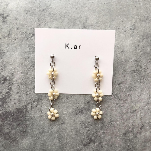flower - White - / pierce B003 / 韓国風 花 ビーズ ピアス flower - White - / pierce B003 / 韓国風 花 ビーズ ピアス
