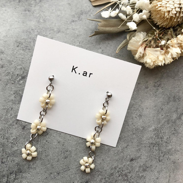 flower - White - / pierce B003 / 韓国風 花 ビーズ ピアス flower - White - / pierce B003 / 韓国風 花 ビーズ ピアス