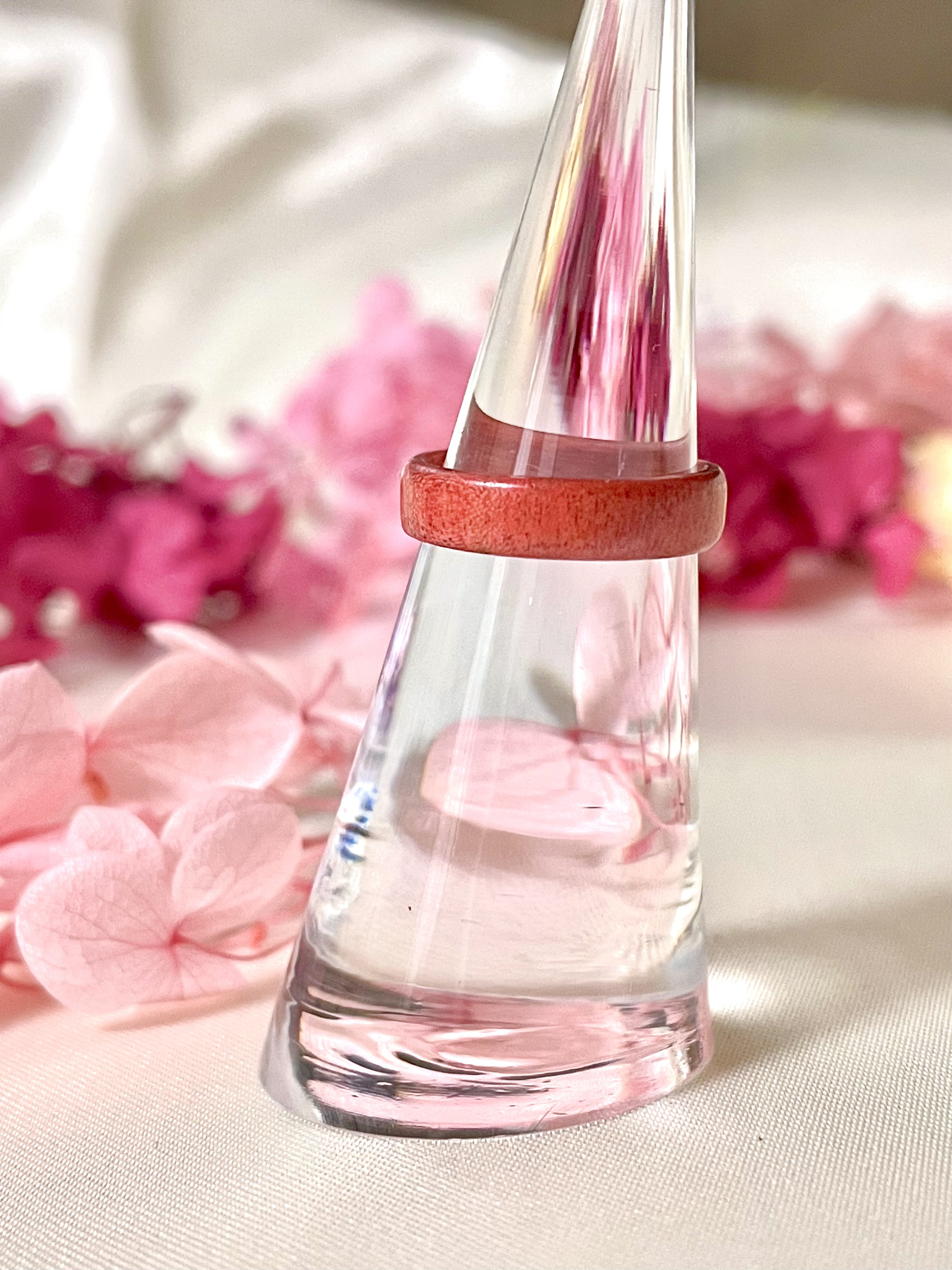 【受注生産】ピンクアイボリー_木の指輪(ウッドリング)_ピンク色_金属アレルギー対応_ペアリング