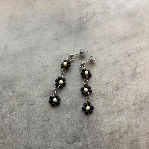 flower - Black - / pierce B003 / 韓国風 花 ビーズ ピアス