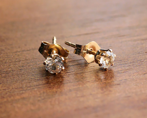 ピアス☆ロシア産フェナカイト（3mm）14kgf ピアス（スタッド