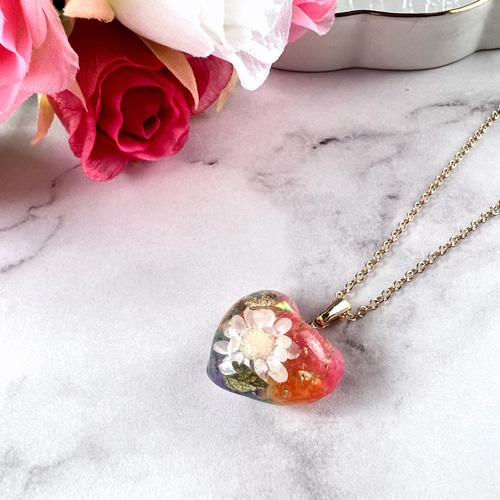 白いお花の虹色ハートネックレス ネックレス・ペンダント Kemko 通販