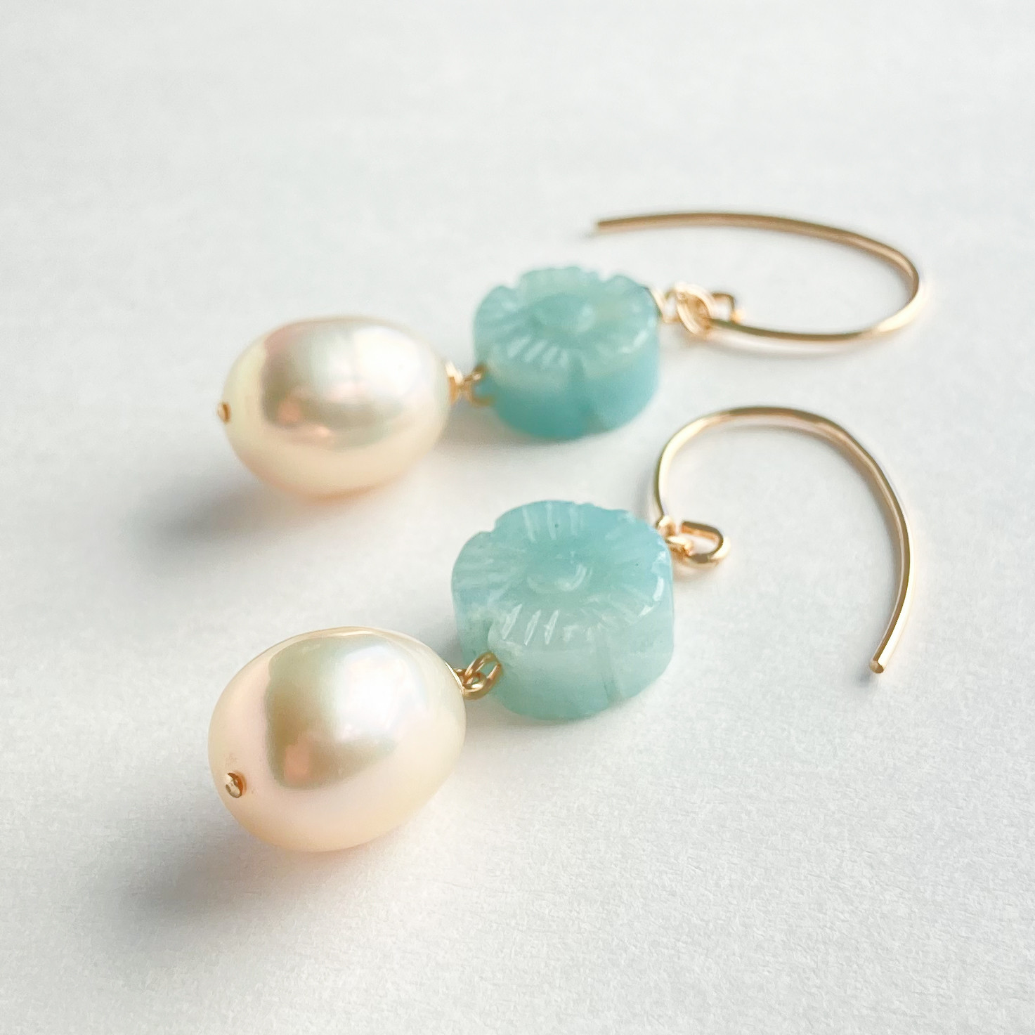 ［14kgf］お花カービング アマゾナイトと湖水真珠のピアス　イヤリング変更可　淡水パール