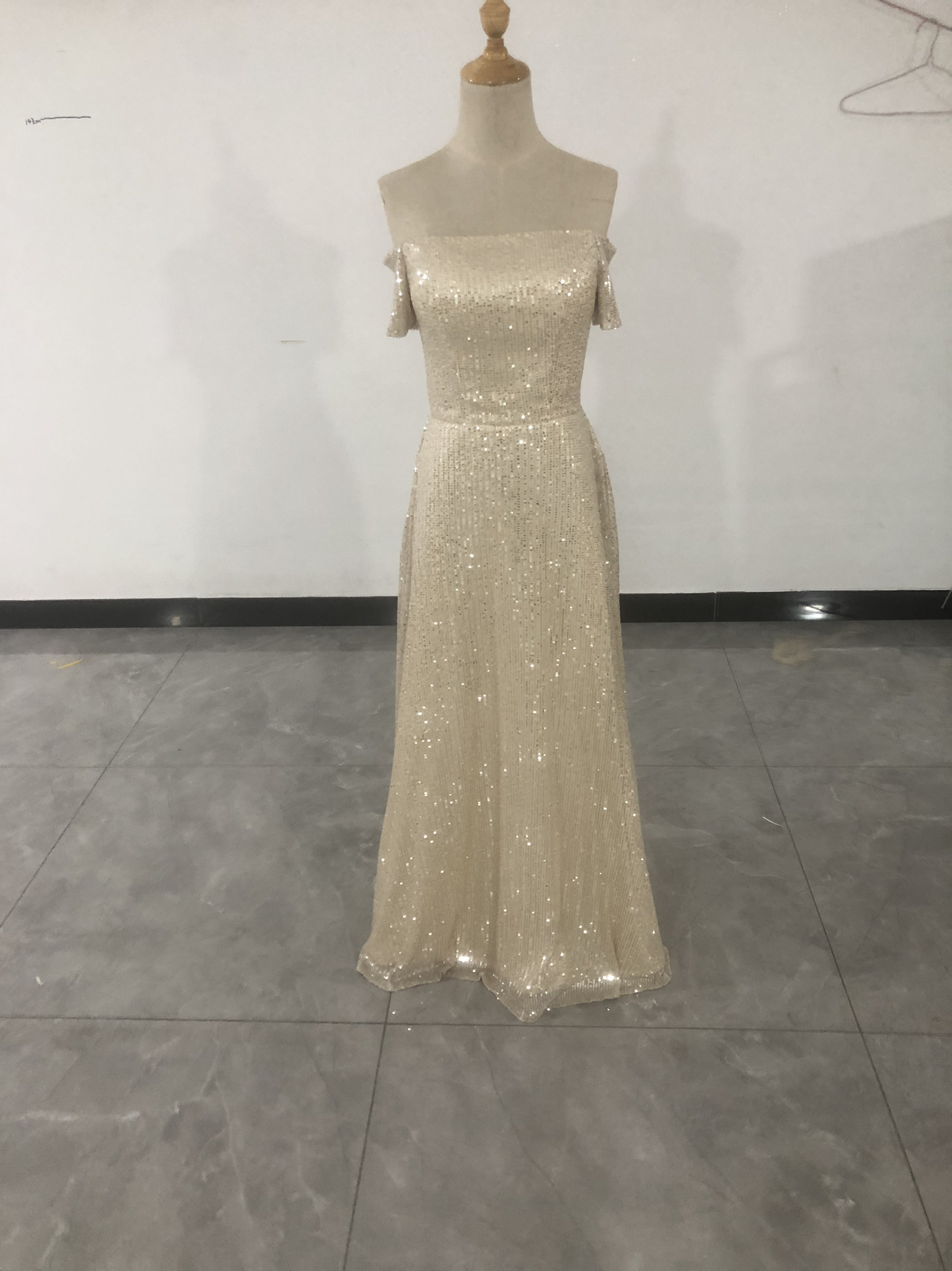 高品質！ パーティードレス シャンパン色 ロング オフショルダー 優雅なシルエット 細見えシルエット