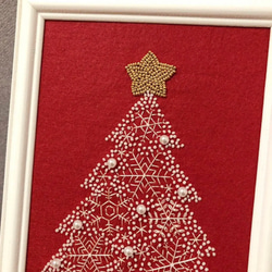 赤と白色　刺繍とビーズのクリスマスツリー 額入り 2枚目の画像