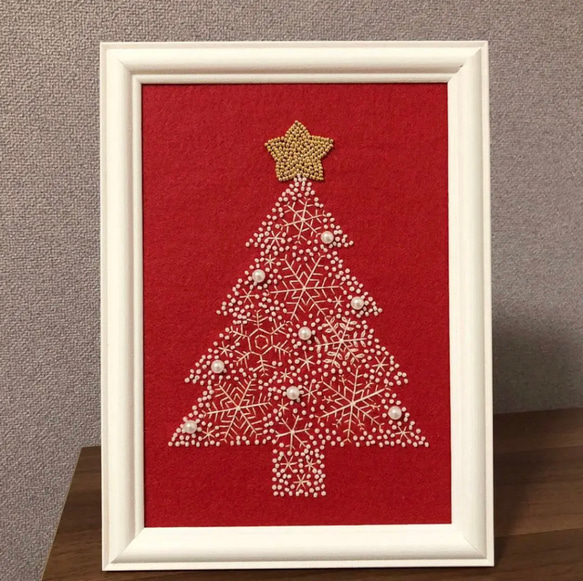 赤と白色　刺繍とビーズのクリスマスツリー 額入り 1枚目の画像