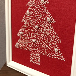 赤と白色　刺繍とビーズのクリスマスツリー 額入り 3枚目の画像