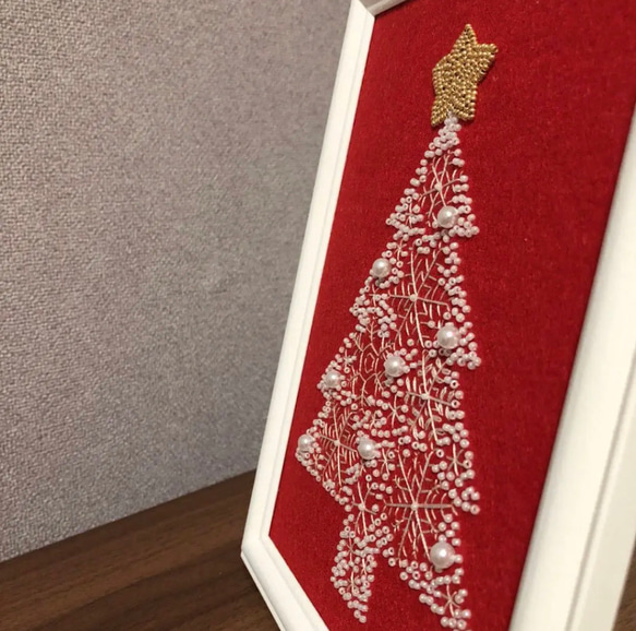 赤と白色　刺繍とビーズのクリスマスツリー 額入り 4枚目の画像