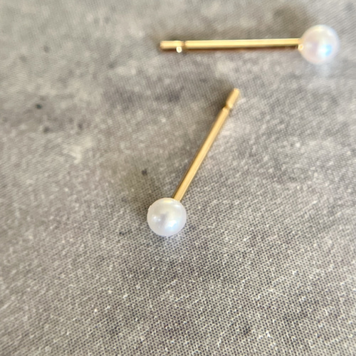 小さな小さな淡水パールまち針ピアス14kgf ピアス（スタッド・一粒