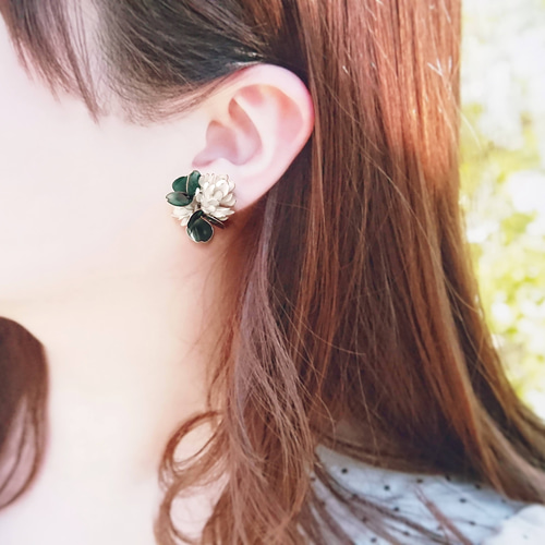 シロツメクサの花飾りピアス ピアス（フック・チェーン