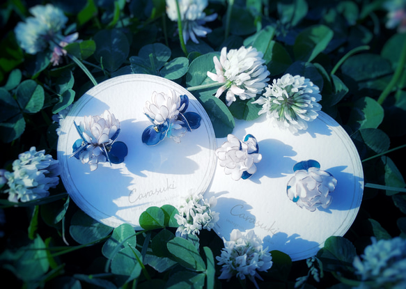 シロツメクサの花飾りピアス 4枚目の画像