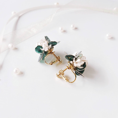 シロツメクサの花飾りピアス ピアス（フック・チェーン） Carasuki