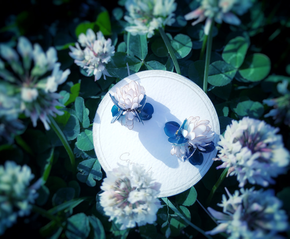 シロツメクサの花飾りピアス 2枚目の画像