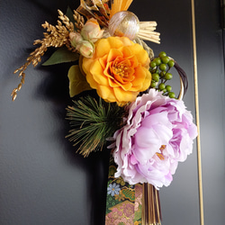 正月しめ飾り【粋 iki】縦型～紫のダリアと黄色の椿が華やかな　和モダン飾り 4枚目の画像