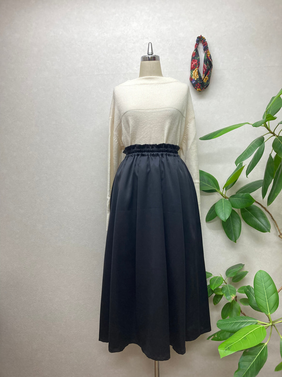 シンプルシルエット柔らかサテンのフリルタック〜ロングスカート 2枚目の画像