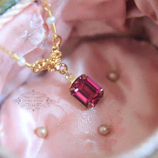 アリュール ウエスタンアンティーク ローズレッド プリンセス スクエア アート キラキラ レトロ ストーンネックレス