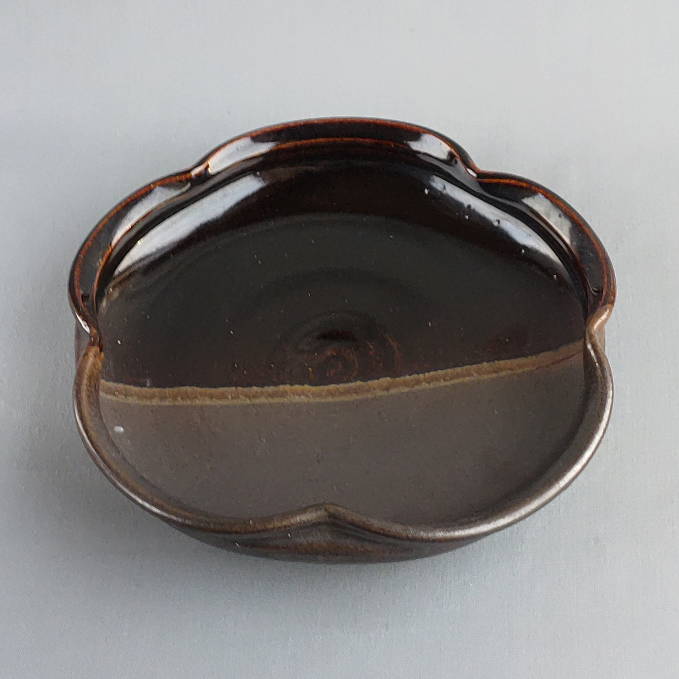 花形鉢　天目釉　【商品番号：00075】