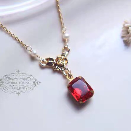 ロイヤルレッド ウエスタンアンティーク 赤 プリンセス スクエア アート キラキラ レトロ ストーンネックレス