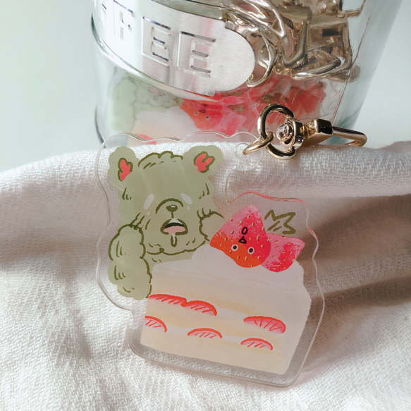 [OH! It’s a strawberry cake!] Fluffy bear keychain /charm 1枚目の画像