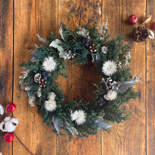 針葉樹の冬のリース 〜ほの白い光シルバーデイジー プリザーブド