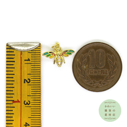 虹色の羽根のリアルな蜜蜂の真鍮製半立体チャーム（マイクロパヴェキュービックジルコニア/ゴールド）#CCZ-0022 3枚目の画像