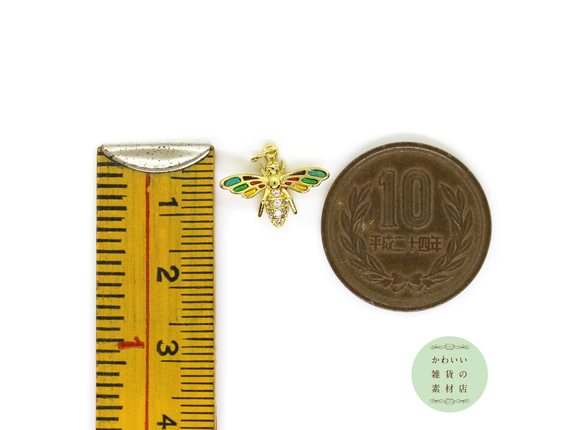 虹色の羽根のリアルな蜜蜂の真鍮製半立体チャーム（マイクロパヴェキュービックジルコニア/ゴールド）#CCZ-0022 3枚目の画像