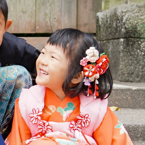 つまみ細工の髪飾り 小梅のヘアクリップ 赤色 つまみ細工 髪飾り クリップ 七五三 椿 梅 ヘアクリップ・バナナ