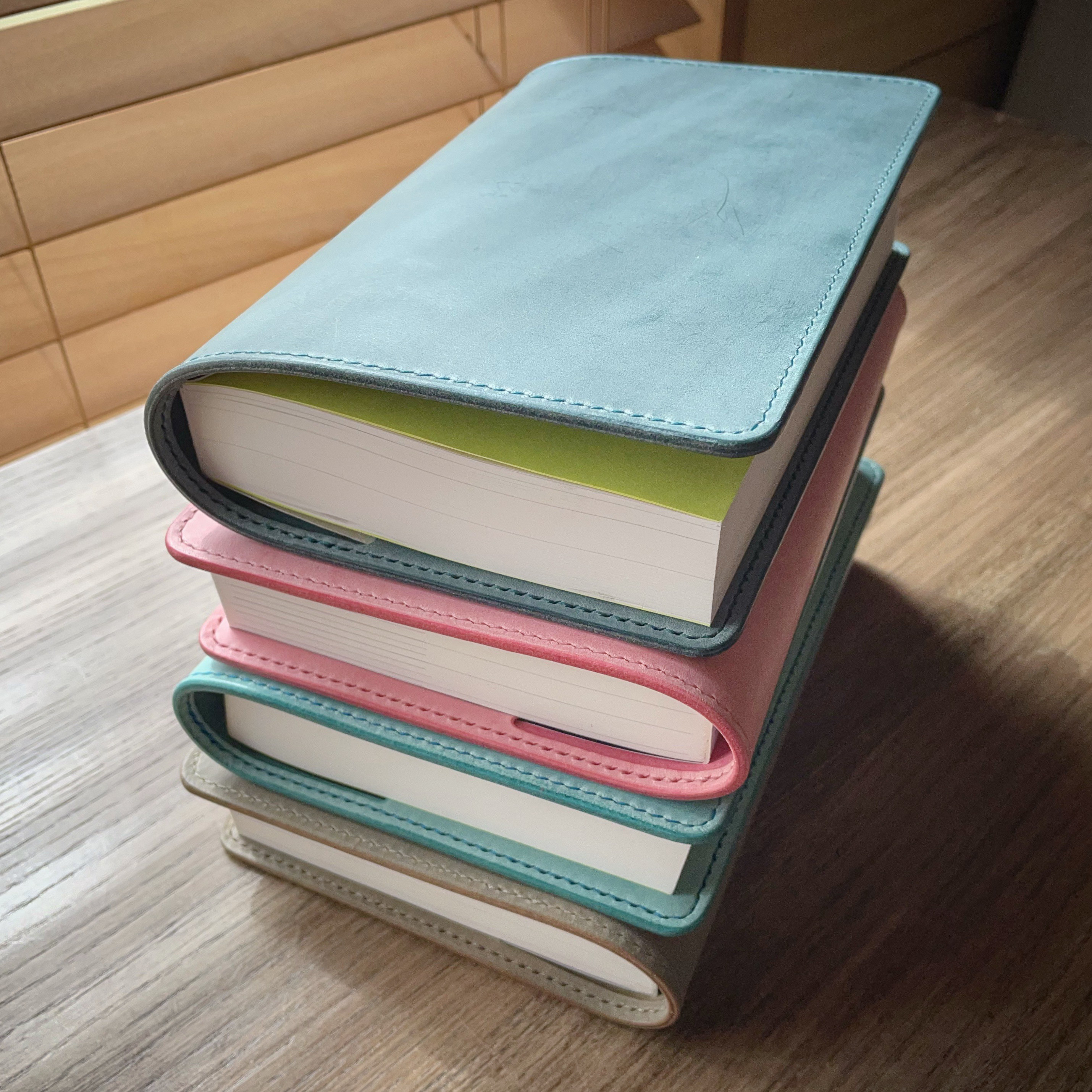 《四六判サイズ》レザーブックカバー（シビラ・リスシオ）