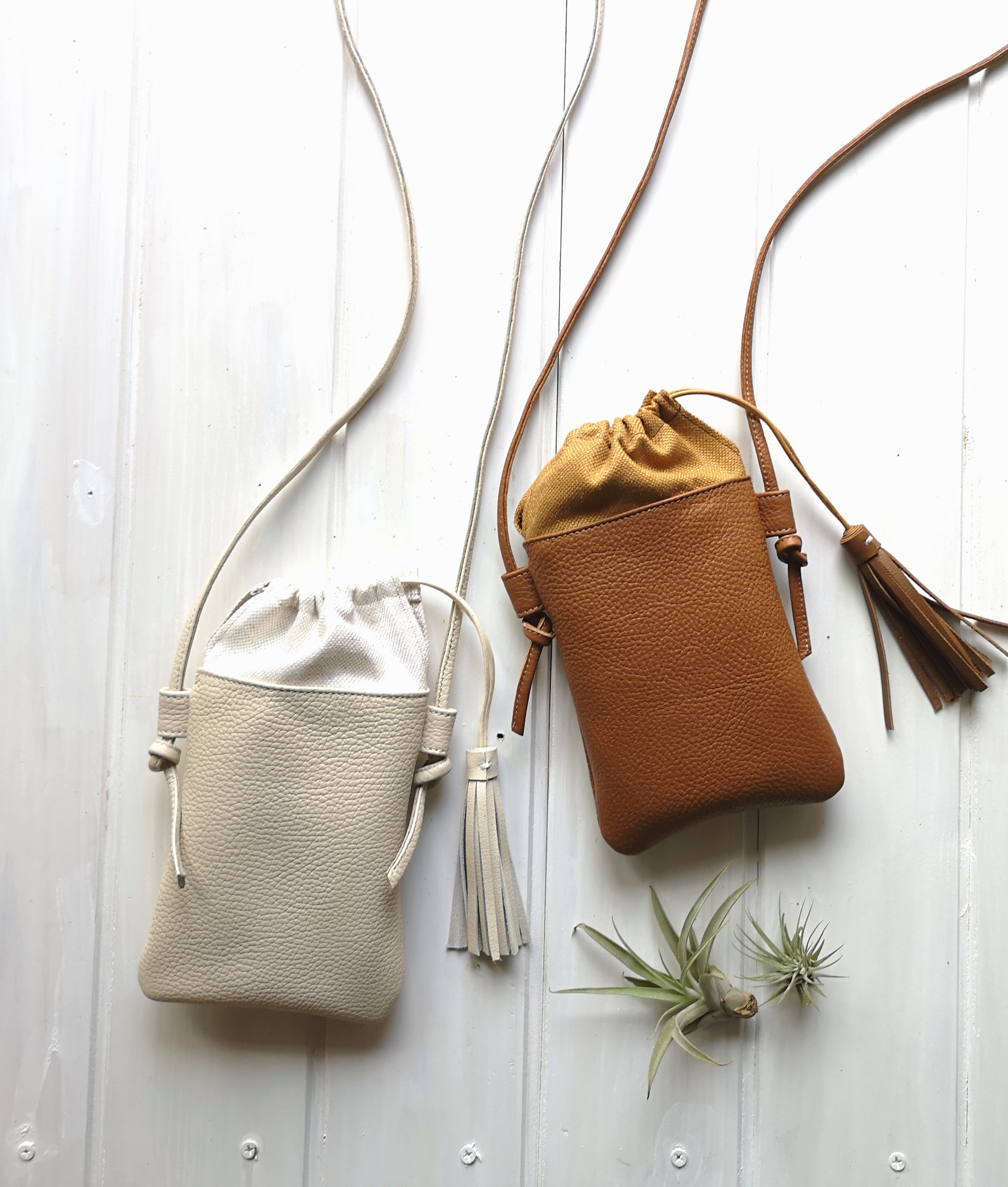 【受注生産】大きなフリンジ付き☆本革の巾着スマホショルダー　ホワイト、キャメル