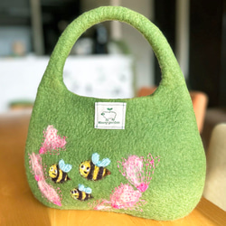 羊毛フエルト「ミツバチとお花のバック」オリーブ 6枚目の画像
