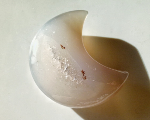 天然石 瑪瑙ジオード 三日月と猫 プレート置物 天然石 瑪瑙ジオード 三日月と猫 プレート置物 - メルカリ