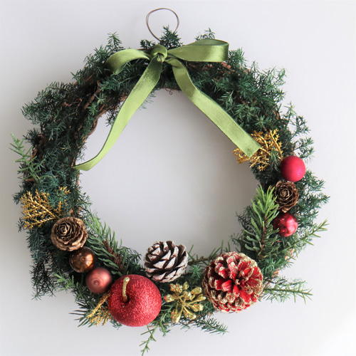 りんごと木の実のリース クリスマス】りんごと木の実のリース（赤系／ゴールド系） アート