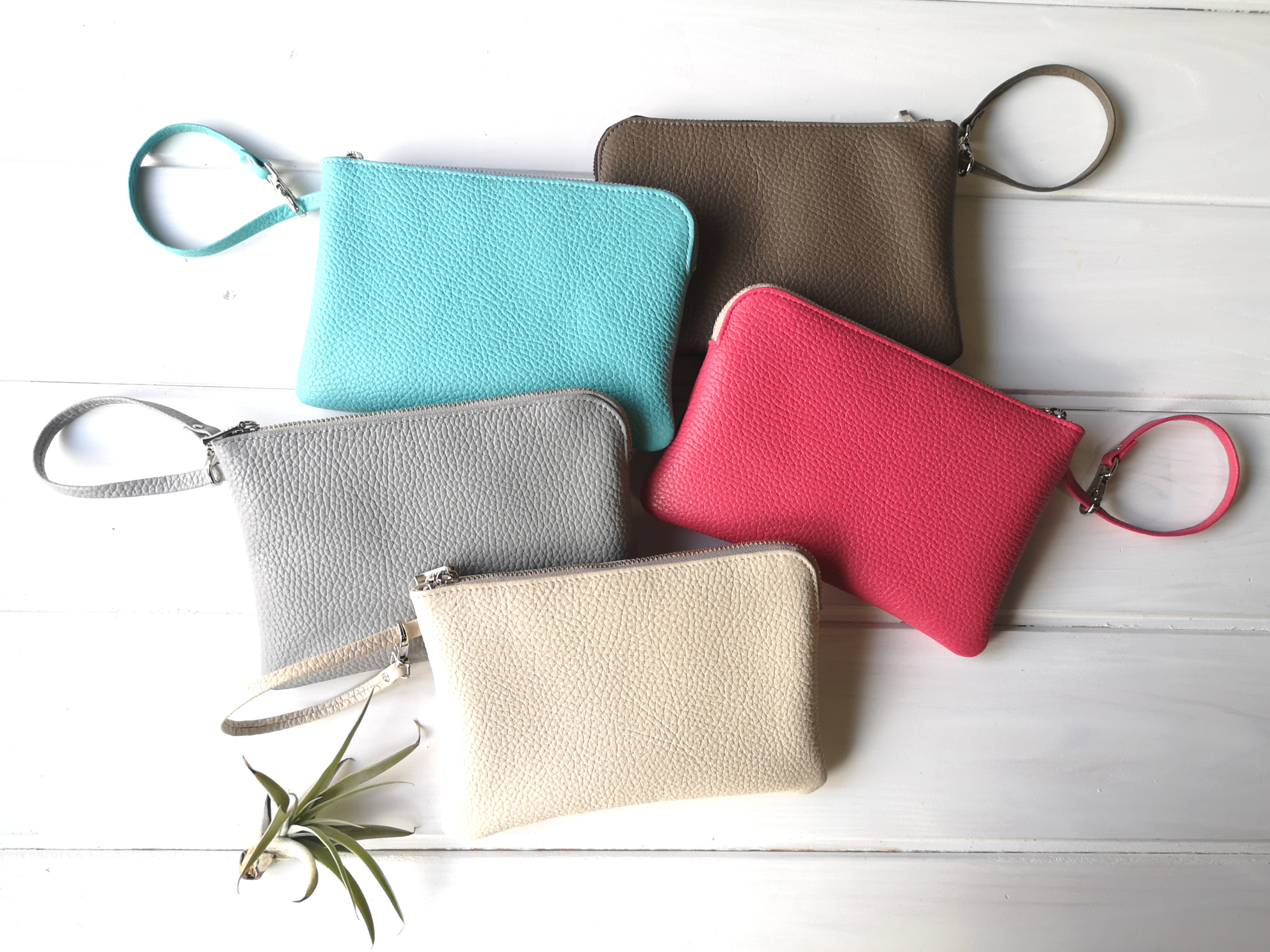 ブランドの上質な革によるストラップ付きポーチ ポーチ レディース 大人 本革【Dot leather pouch ドットレザー