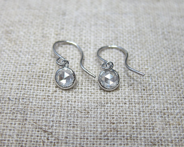 ラウンドホワイトダイヤモンド K18WGピアス