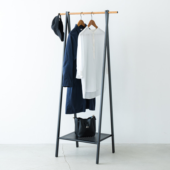 ハンガーラック 黒 スリム コート掛け リビング 洋服 収納 アンティーク 棚付木目柄ハンガーラック コートハンガー/スリム/折りたたみ/モダン