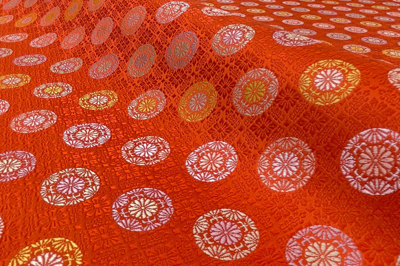 金色織錦、純絲、小蜀葵織物上的紅色浮花 ☆ 織物寬度約 33 厘米 x 長度 50 厘米 ☆ 可連續切割 (399-AC1) 第2張的照片