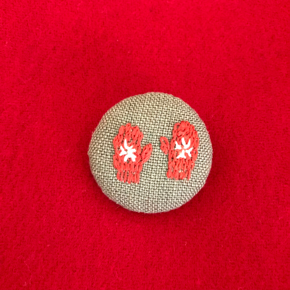 【限定1点】赤い手袋_刺繍ブローチ_麻 2枚目の画像