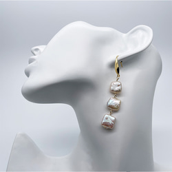 高品質 スクエア本真珠の３連ピアス バロックパール ピンクオレンジ 干渉色 金属アレルギー対応 3枚目の画像