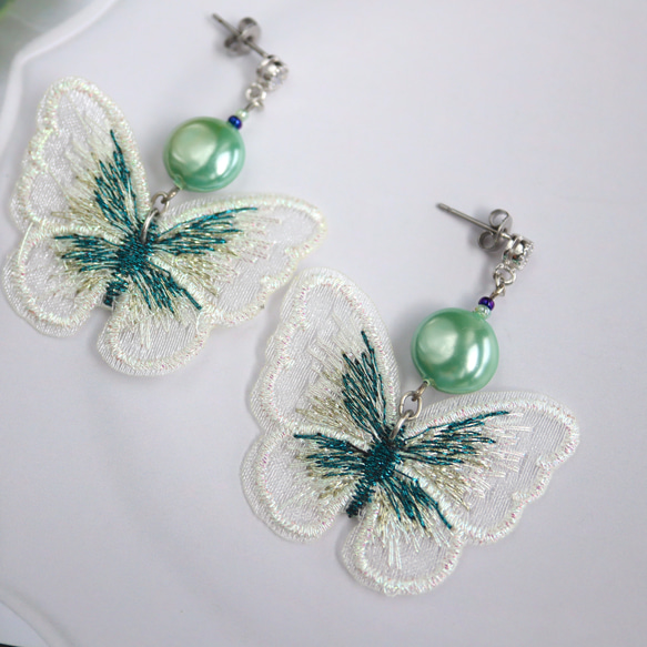 蝴蝶貝殼珍珠白綠刺繡耳環 第7張的照片