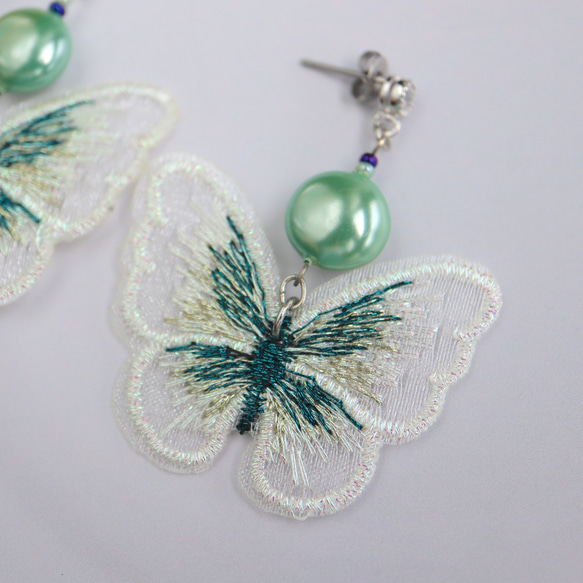蝴蝶貝殼珍珠白綠刺繡耳環 第6張的照片