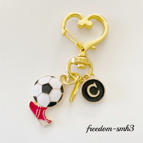 個性的 サッカーボール・スパイクとイニシャルのキーホルダー 個性的 サッカーボール・スパイクとイニシャルのキーホルダー