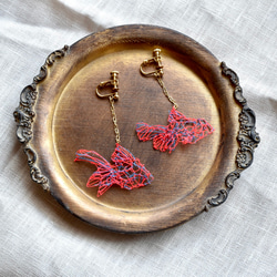 透過刺繍の金魚イヤリング イヤリング・ノンホールピアス 田口ナツミ