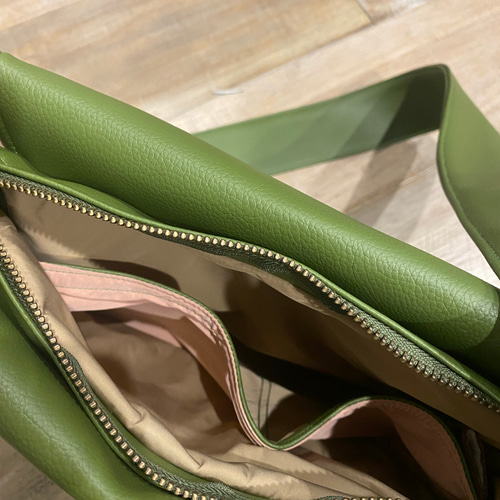 オリーブ 撥水レザー2WAYショルダーバック、Lサイズ（ファスナー）雨