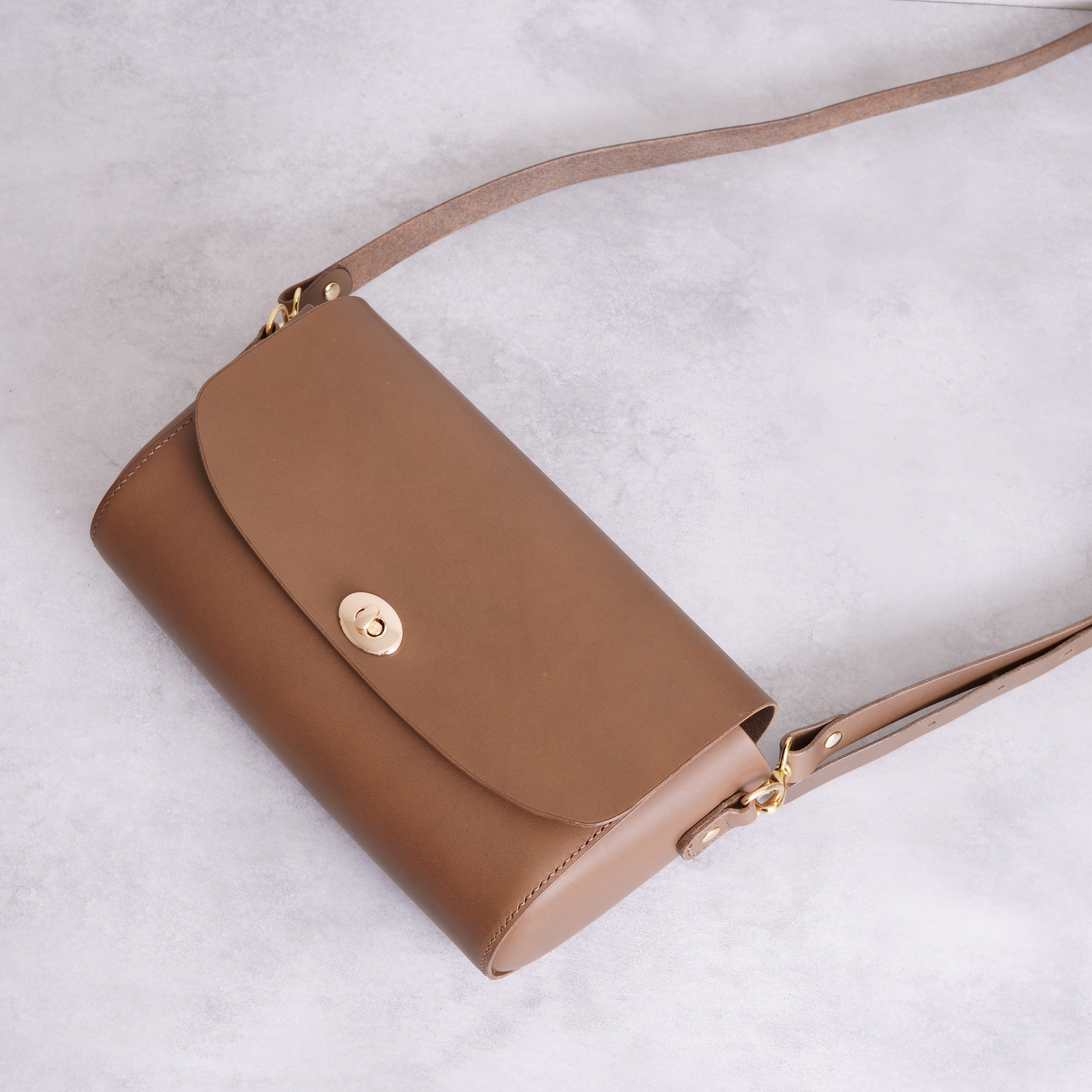 ちょっとしたお出かけに 本革のショルダーバッグ