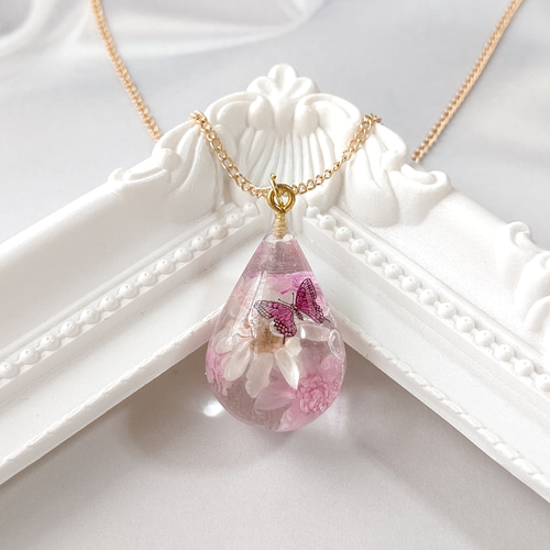 ピンクの蝶とスターフラワーとアジサイとかすみ草のドライ