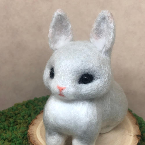 ◇ぷっくり ウサギ シルバー 【羊毛フェルト人形】置物 羊毛