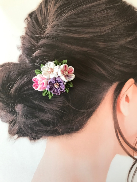 つまみ細工　透かしパーツ付きクリップ髪飾り　小花4輪薄紫&ホワイト&ピンク系 1枚目の画像