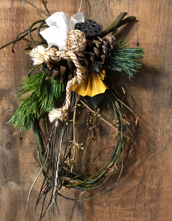フレッシュの松や実を使用したお正月飾り 3枚目の画像